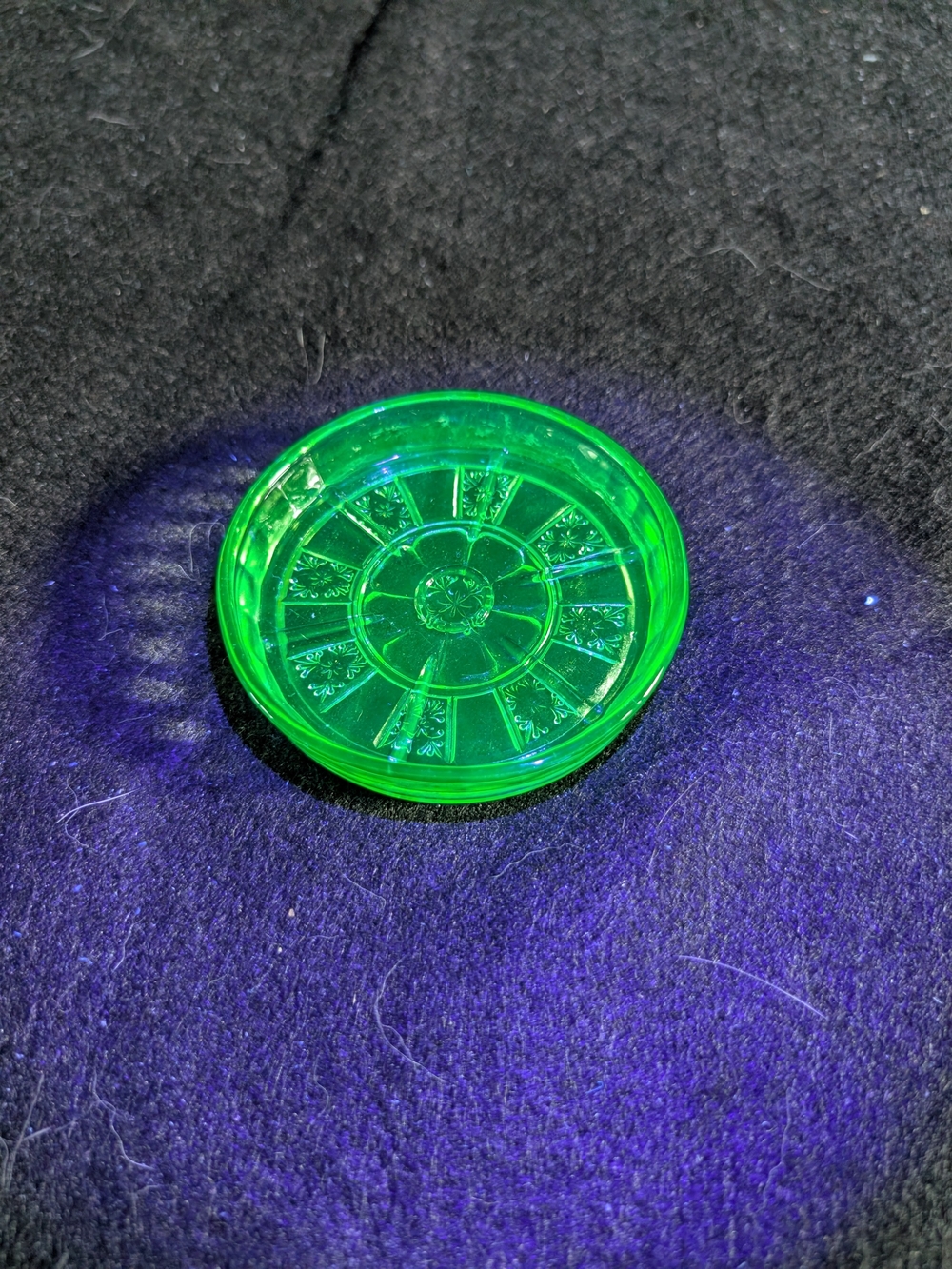 2/30$ Vintage Green Glass uranium Trinket Dish ( ashtray)